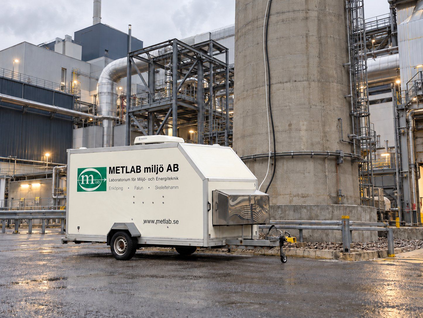 METLAB's measurement trailer parked in front of an industrial plant