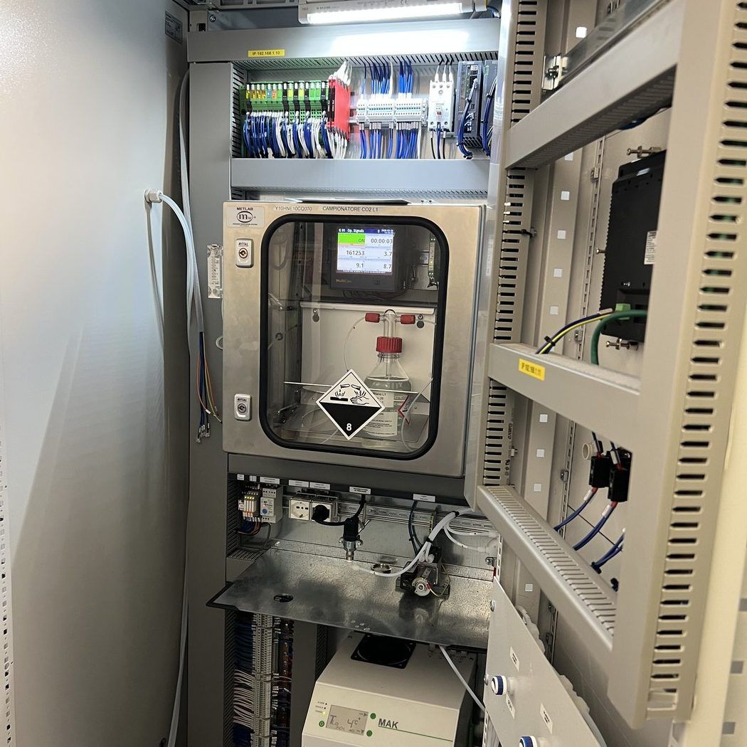 A C14G2 fitted inside an analyser cabinet