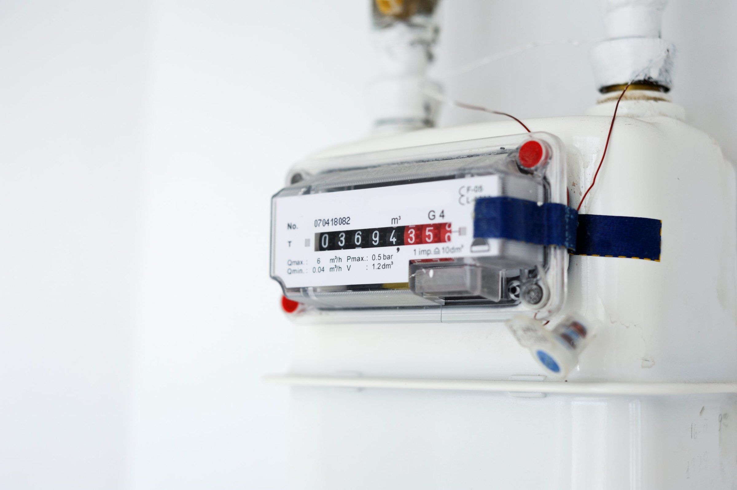 Gas meter with a calibration label