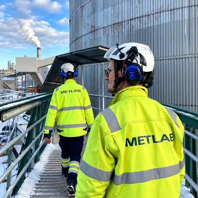 Två mätingenjörer från METLAB på väg ut på en plattform