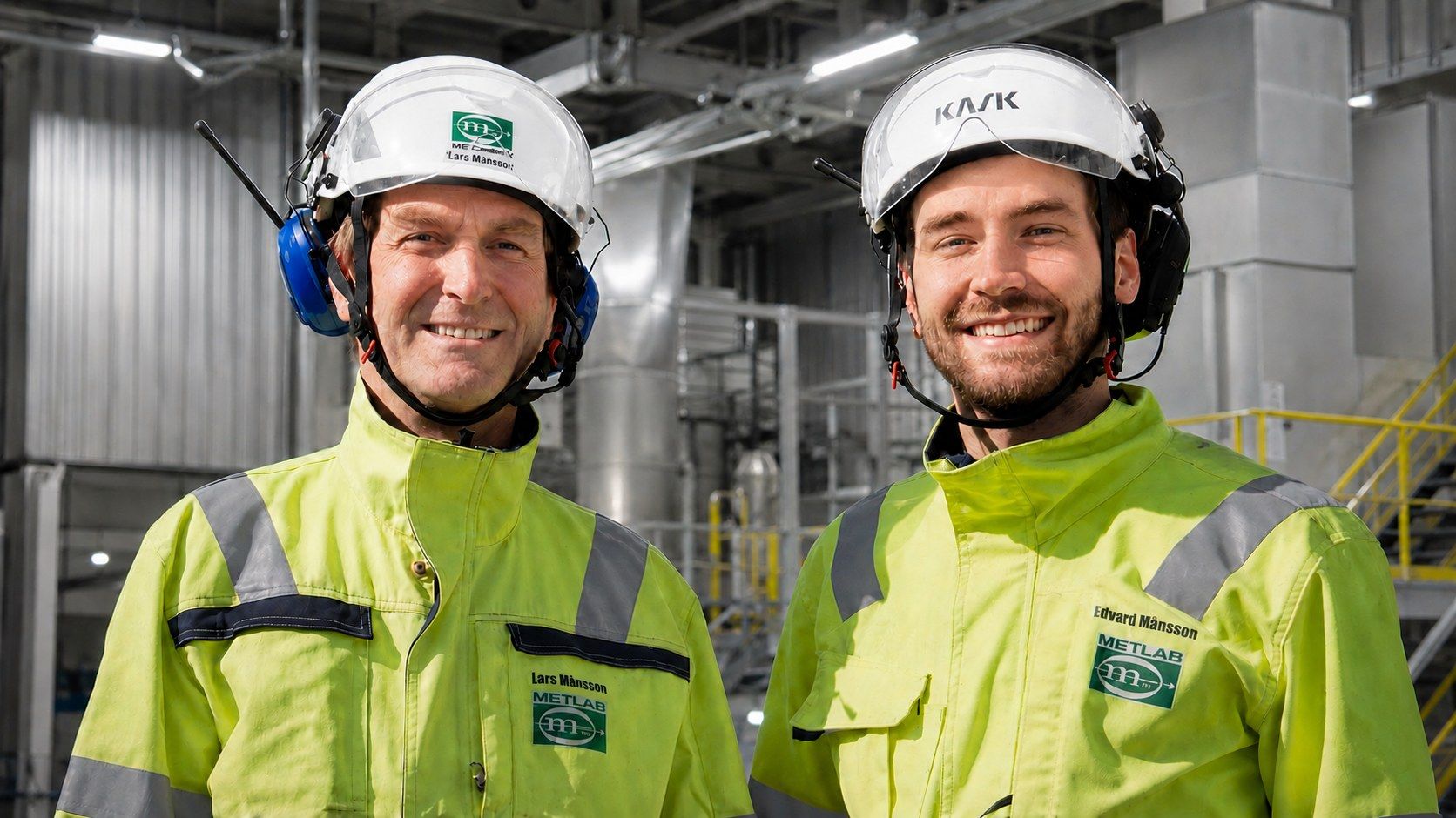 Lars Månsson och Edvard Månsson från METLAB i skyddskläder på en anläggning