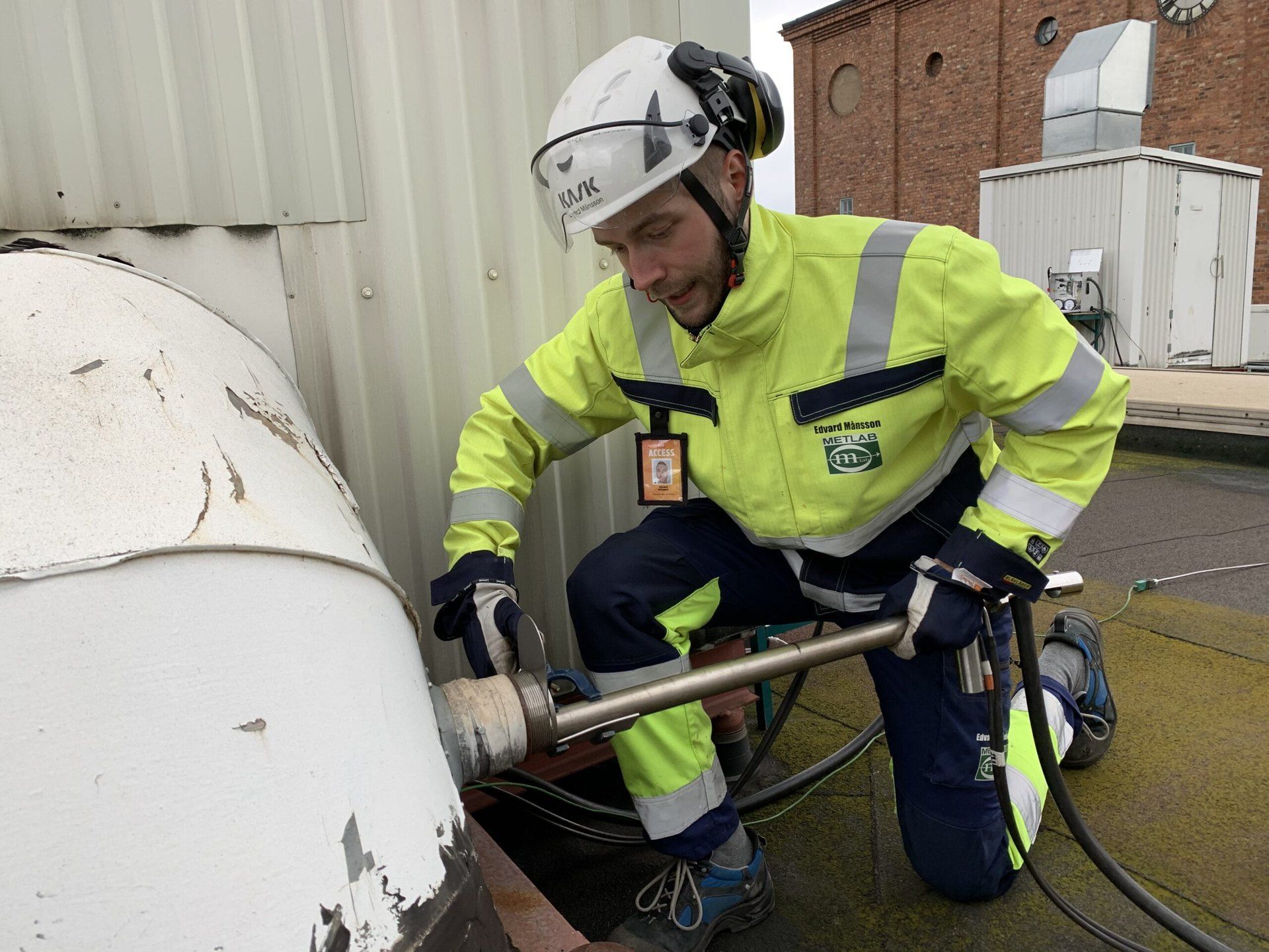 Dust probe being inserted into a flue gas duct