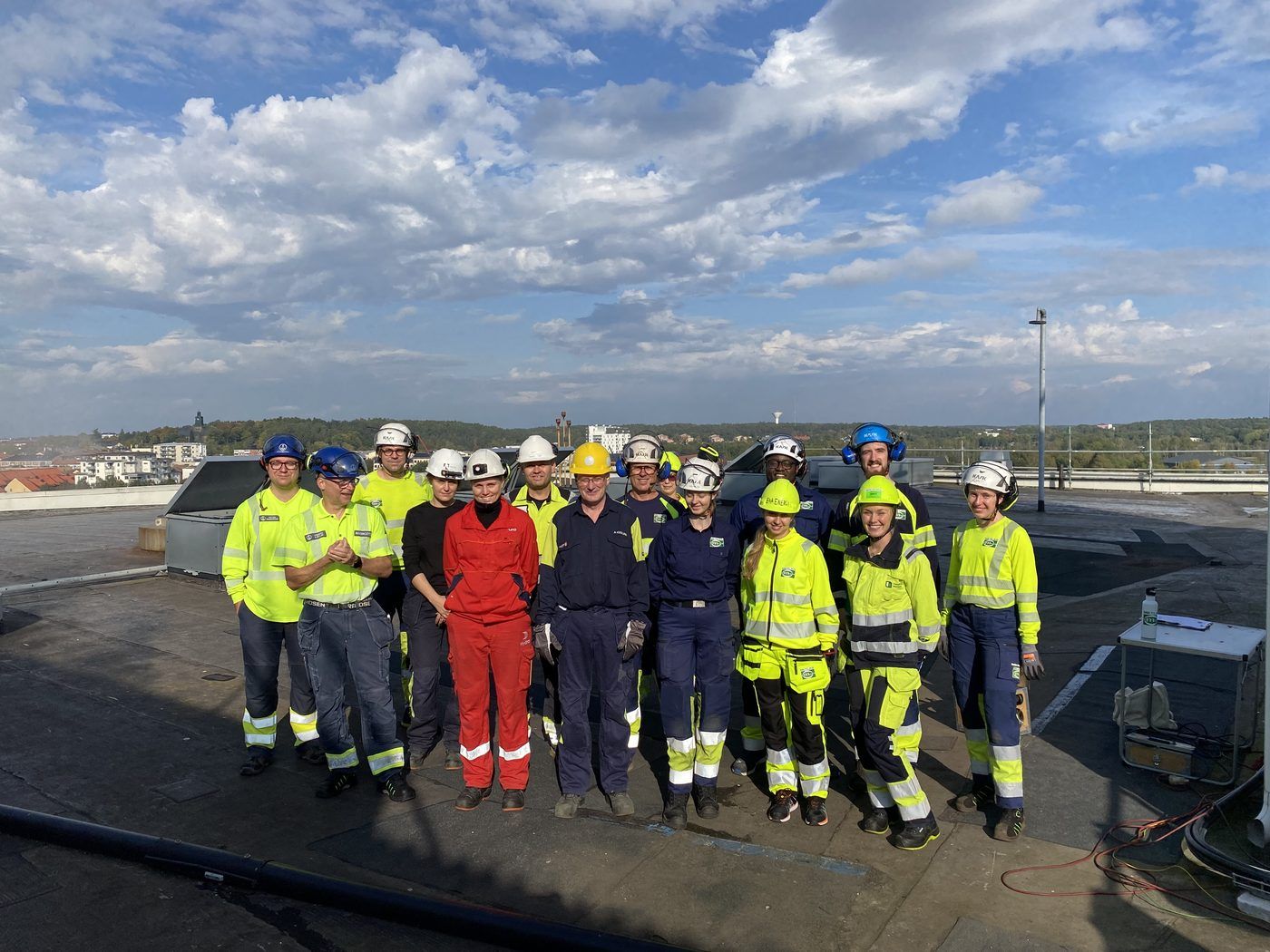Course participants on a roof at a plant
