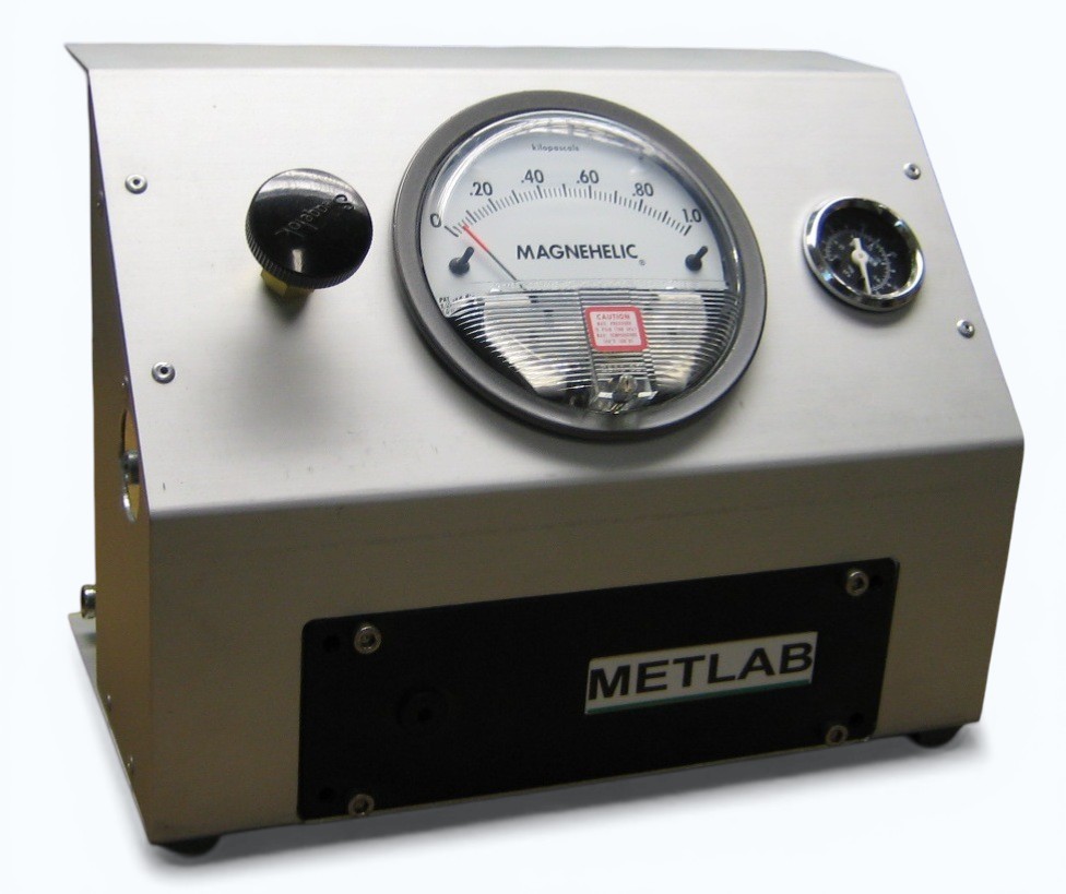 Compressed air driven ejector with integrated venturi measuring flange for sample gas flow indication