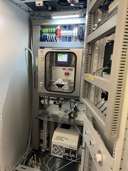 METLAB CO2-C14G2 sampler installed inside an air-conditioned cabinet at a customer site, set up for an accredited biogenic CO2 sampling campaign